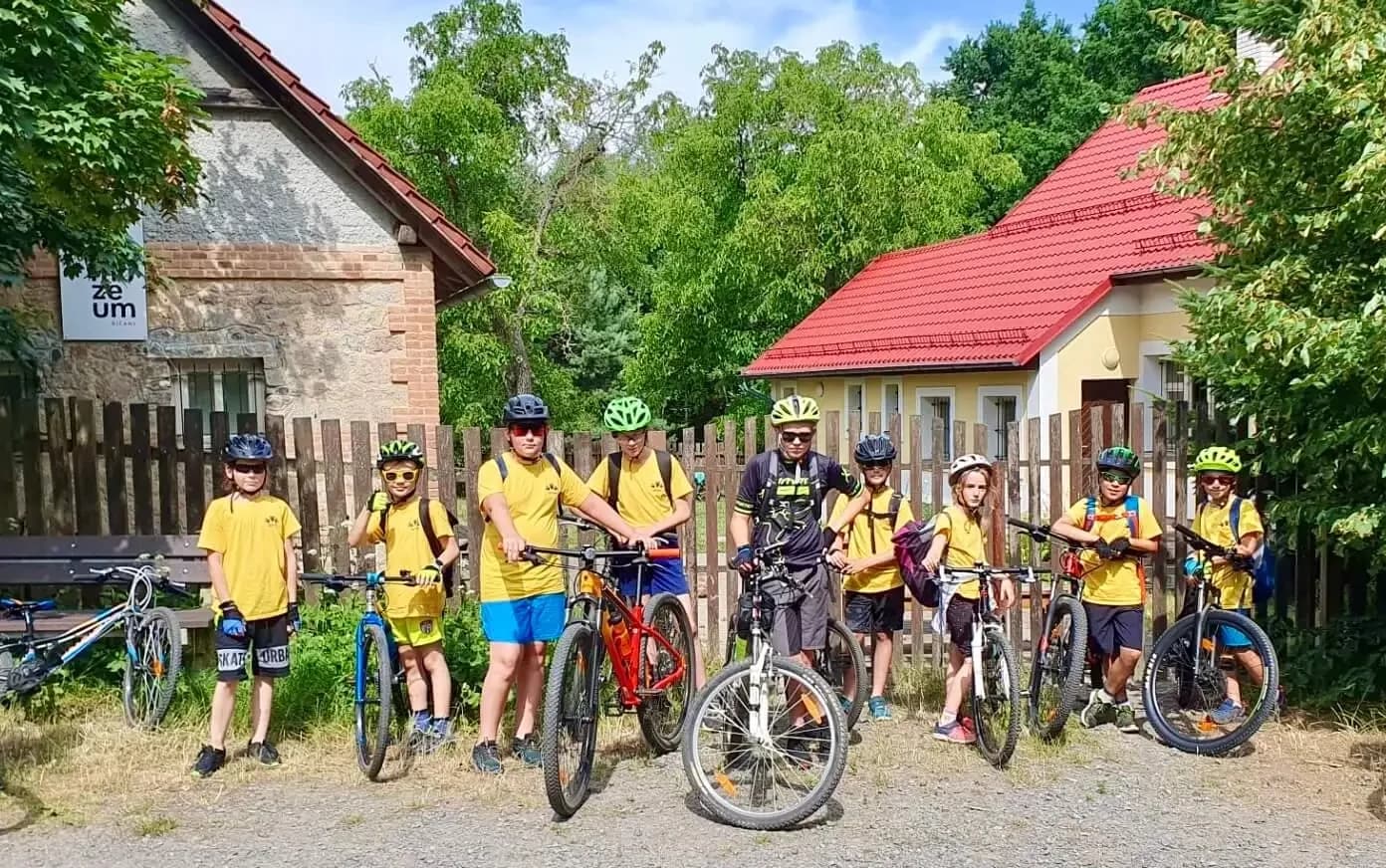 Trenér Všestraňáku s dětmi při táborové aktivitě